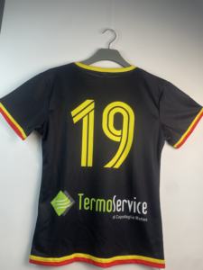 أطقم قمصان كرة قدم للبالغين بتصميم مخصص وسعر الجملة، ياقة على شكل V وأكمام قصيرة، 100% بوليستر، طباعة حرارية، تصميم حسب الطلب، سريعة الجفاف - Product Image 2