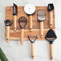 Huishoudelijke kleine roestvrijstalen keuken gadgetset, onmisbare keukenhulpjes: draaibare schilmes, flesopener, pizzames, pizzaschep