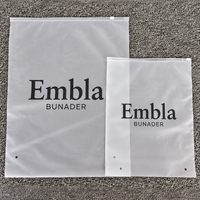 Sacs refermables en PE durables et résistants à l'humidité avec logo personnalisé imprimé, fermeture éclair supérieure et sérigraphie pour l'emballage de vêtements