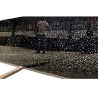 Grande dalle de granit noir Galaxy poli avec des étincelles dorées, design moderne, comptoirs haute résistance pour villa, fournisseur indien Vinayak