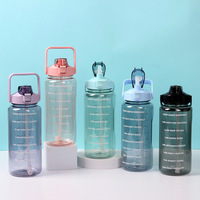 Bouteilles d'eau de sport JM Custom de 2 litres, 64 oz, portables, colorées, en plastique transparent, réutilisables, avec paille et couvercle