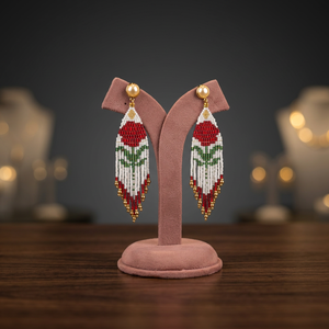 Boucles d'oreilles à franges de roses en perles Miyuki Delica faites à la main Sstringz, blanc ivoire, rouge rubis, vert feuille et or, avec clous de perles floraux sur le dessus - Product Image 6