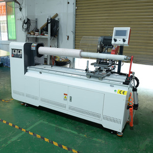 Machine de dé<span class=keywords><strong>coupe</strong></span> de rouleaux jumbo de 1600 mm de largeur, personnalisée pour papier, tissu, film BOPP, film conique - Product Image 1