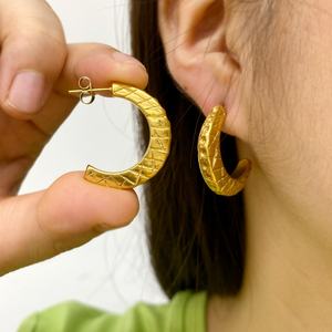 Joyería de Lujo de Moda, Accesorios Chapados en Oro de 18K, Aretes Gruesos de Acero Inoxidable con Forma de Corazón CC para Mujer - Product Image 6