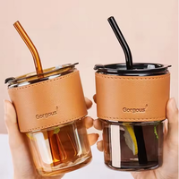 Tasse en verre à boire de boisson de 12oz en gros avec couverture en cuir coloré tasse en verre borosilicaté avec couvercle et paille