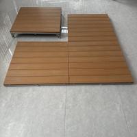 Dalles de terrasse modulaires modernes en composite WPC pour extérieur, antidérapantes, avec cadre réglable en acier ZAM (Zinc-Aluminium-Magnésium)