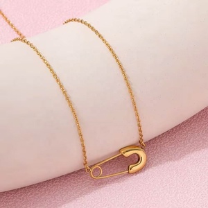 Collier pendentif épingle de sûreté plaqué or 18 carats en acier inoxydable, bijoux personnalisés, vente en gros - Product Image 5