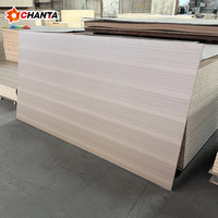 Panneaux de particules de bois de taille personnalisée E0 Panneaux de particules de PVC laminé 16mm 18mm Panneaux de particules de flocons d'aggloméré face à la mélamine blanche
