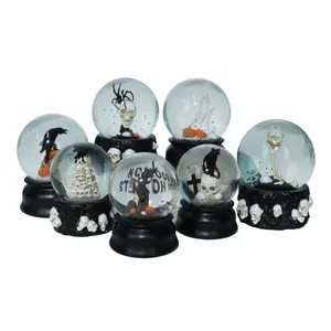 Fabricant Vente en gros Boule à neige personnalisée Cadeaux et artisanat Figurine en résine Insérer des ornements de boule à neige pour Halloween et Noël