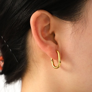 Pendientes de Acero Inoxidable en Forma de U, Doble Aro, Chapados en Oro, con Diseño de Cuerda Trenzada - Product Image 3