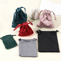 Pochette en velours flanelle personnalisée avec cordon en gros-grain pour parfums, vernis à ongles, cosmétiques et bijoux – Vente en gros