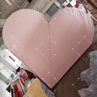 Arco de Corazón Rosa de Hierro Romántico Moderno Vintage con Fondo de Tela Drapeada para Decoración de Bodas y Fiestas