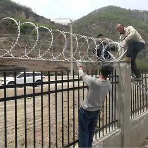 Rollo de malla de alambre de maquinilla de afeitar de seguridad comunitaria galvanizado en baño caliente Alambre de maquinilla de afeitar DE SEGURIDAD DE prisión antiescalada - Product Image 5