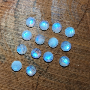 Pierre de lune arc-en-ciel facettée, pierre précieuse ronde, un côté facetté, dos plat, pierre à reflets bleus pour la fabrication de bijoux, tailles de 8 à 20 mm - Product Image 4