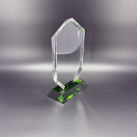 Vente en gros de trophées en cristal de différentes formes avec base colorée en cube de cobalt rotatif