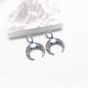 Boucles d'oreilles créoles en acier inoxydable, motif croissant de lune celtique, style gothique viking, bijoux argentés avec gemme bleue, accessoire unisexe Witchcore - Product Image 3