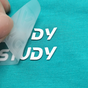 Nouvel autocollant en silicone personnalisé thermocollant pour T-shirt, impression 3D par transfert thermique, étiquette de vêtement, logo en silicone pour vêtements - Product Image 2