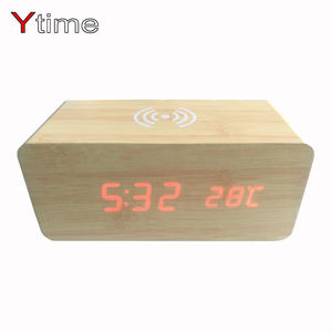 Reloj de madera LED barato con escritorio LED Cargador inalámbrico Pequeña Mesa bonita cubo LED reloj de madera digital - Product Image 5