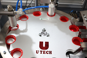 Máquina Automática para Insertar Tapas Abatibles de Plástico, Juntas de Aluminio y Arandelas de Espuma, y Plegar Tapas - Product Image 3