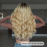 Pelucas de Cabello Sintético de 22 Pulgadas, Ondulado Largo con Flequillo Recto, Ombre de Raíz Oscura a Rubio Miel, Fibra Resistente al Calor, Aspecto Natural Mate