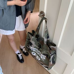 Sacs fourre-tout rétro à motif camouflage pour femmes, sacs fourre-tout en toile de grande capacité pour les voyages en plein air, le camping et le shopping - Product Image 6