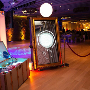 Cabina de Fotos con Espejo Mágico para Bodas y Eventos, Pantalla Táctil de 65 <span class=keywords><strong>Pulgadas</strong></span>, Marco con Luz LED y Ventilador de Refrigeración - Product Image 2