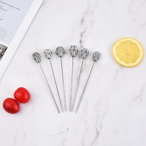 Palillos de Cóctel Minimalistas con Calaveras Plateadas para Bares Modernos y Entusiastas de la Mixología, Palillos de Cóctel para Halloween - Product Image 1