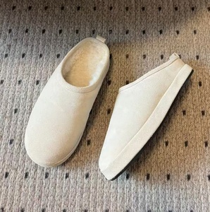 Zapatillas Müller de cuero, gamuza y lana con bordados. Pantuflas de casa estilo retro, acolchadas, color marrón, tipo zapatilla de pan. - Product Image 4