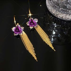 Boucles d'oreilles pendantes mi-longues à pompons, motif fleur de rose, style européen et américain haut de gamme, plaqué or, élégantes et polyvalentes, pour un look luxueux et raffiné. - Product Image 5