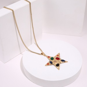 Collana con Ciondolo Versatile da Donna in Acciaio Inossidabile Placcato Oro con Zirconi e Cristalli, Stile Vintage di Alta Gamma - Product Image 4