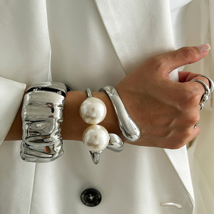 Brazalete <span class=keywords><strong>de</strong></span> Aleación Arrugada Irregular con <span class=keywords><strong>Perlas</strong></span> Cruzadas en Forma <span class=keywords><strong>de</strong></span> Gotas <span class=keywords><strong>de</strong></span> Agua - Product Image 2