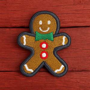 Patch artisanal en toile brodée à repasser avec PVC avec un bonhomme en pain d'épice souriant - Product Image 6