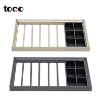 Organisateur de vêtements mural à un seul niveau avec panier coulissant et porte-pantalons, fermeture douce pour le rangement dans le placard