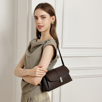 Sac à main en cuir minimaliste pour femme, sac à bandoulière à rabat structuré, sac à bandoulière avec fermoir métallique, fabriqué sur mesure