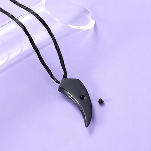 IJD12843 Loup En Acier Inoxydable <span class=keywords><strong>Dents</strong></span> avec Empreinte de patte <span class=keywords><strong>Collier</strong></span> <span class=keywords><strong>Pour</strong></span> Cendres Pendentif homme Commémorative Crémation Bijoux - Product Image 5