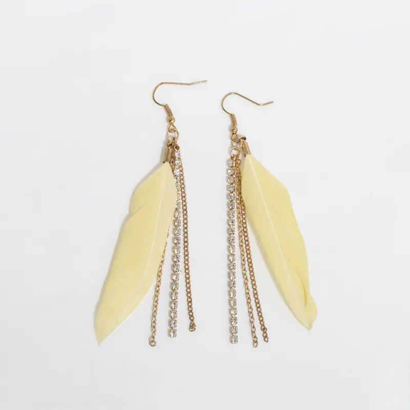 Vente en gros en alliage de zinc élégant blanc 3.6G femmes courtes boucles d'oreilles mignonnes frange plume boucles d'oreilles