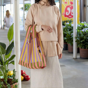 กระเป๋าช้อปปิ้งแบบพับได้ กันน้ำ เป็นมิตรกับสิ่งแวดล้อม คุณภาพพรีเมียม ลายทาง ผลิตจากไนลอนรีไซเคิล ใช้ซ้ำได้  สามารถปรับแต่งได้ - Product Image 3