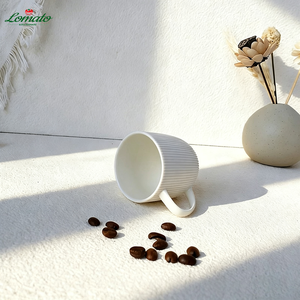 Taza de café clásica de cerámica blanca con rayas verticales en relieve, logotipo personalizado al por mayor para supermercado, hotel, cafetería, tienda, restaurante - Product Image 5