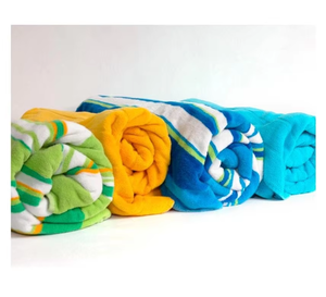 Serviette de piscine en coton à séchage rapide de qualité supérieure avec un look rayé moderne de luxe pour le golf, la plage et les hôtels d'Inde - Product Image 1