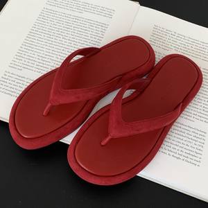 Nouvelles sandales tongs rouges d'été 2026 style vacances pour femmes, à semelle épaisse, pour la plage et l'extérieur - Product Image 1