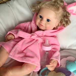 Poupée réaliste en silicone de 46 cm, nouveau-né, souriante et satisfaite, avec cils, jouet doux, compagnon unisexe pour enfants - Product Image 4