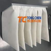 Machine de soudage par ultrasons et de couture pour la fermeture des bords, pour sacs textiles et tissus non-tissés, alimentation manuelle, moteur central