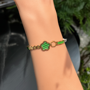 กำไลข้อมือแฟชั่น สแตนเลสสตีล 316L ชุบทอง PVD ดีไซน์ใบโคลเวอร์เคลือบสีเขียว ปรับขนาดได้ - Product Image 3