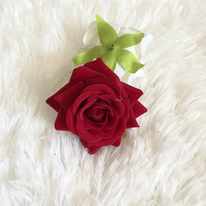 Rosa de terciopelo de 6 cm de diámetro, flor artificial para decoración de bodas, hogar, fiestas y paredes. - Product Image 4