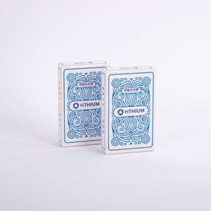 ไพ่โป๊กเกอร์แบบพกพาพิมพ์โลโก้ได้ตามต้องการไพ่โป๊กเกอร์ภาษาอังกฤษมีสตินานเป็นมิตรกับสิ่งแวดล้อมสำหรับความบันเทิงในบ้านบนพื้นผิวมันวาว - Product Image 1