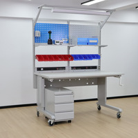 Banc de travail ESD DETALL pour laboratoire, conçu pour la production en salle blanche, avec étagères modulaires, tiroirs et options d'accessoires