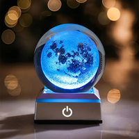 Lampe de Chevet LED en Verre Gravé 3D avec Boule de Cristal, Intensité Réglable par Touche, Base USB et Batterie, Lampe de Bureau Personnalisable, Vente en Gros, Décoration Maison Galaxie Lune