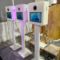 Cabina de Fotos Portátil Compacta de Impresión Instantánea |   Pantalla Táctil de 15.6 Pulgadas con Ranura para Cámara SLR/DSLR |   Alquiler Fácil de Instalar para Interiores/Exteriores