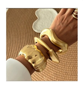 2025 Mới Đến Thời Trang Chunky Kim Loại Vòng Đeo Tay Mịn Cổ Điển Dây Đeo Cổ Tay Không Thường Xuyên Mở Thiết Kế Giá Rẻ Bán Buôn Vòng Đeo Cổ Điển - Product Image 1