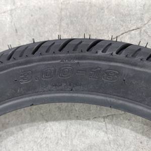 Neumáticos de motocicleta Premium 3,00-18 Neumáticos de vacío Llantas de vacío de aleación de aluminio montadas adecuadas <span class=keywords><strong>para</strong></span> motocicletas - Product Image 4